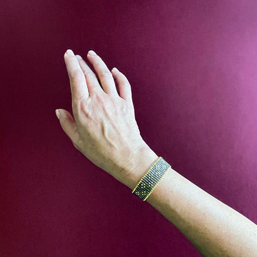 Brazalete Telar Dorado Delgado Miniflor Gris Traslucido